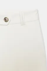 Pantalón blanco de tiro alto con pernera recta y pinzas marcadas en el frente. Cierre frontal con botón metálico dorado.