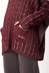 Sweater de tejido artesanal con diseño de rayas verticales en tonos camel y beige, corte holgado, cuello redondo y puños altos ajustados.