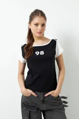 Remera negra de manga corta y cuello redondo, con el número 98 estampado en el frente.