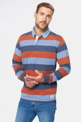 Remera polo tipo rugby rayada en tela de jersey con cuello en denim lavado y puños en rib. Frente con botones personalizados y bordado en el pecho.