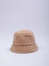 Gorro tipo bucket color beige de textura peludita.