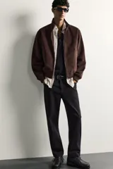 Pantalón relaxed fit azul marino confeccionado en tejido de algodón con estructura, de estilo clásico con cinco bolsillos y cierre frontal con cremallera y botón.