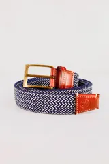 Cinto trenzado en nylon elastizado azul marino y blanco, con detalles en cuero color suela y hebilla metálica dorada.