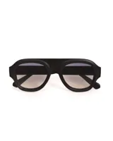 Lentes de sol negros con forma rectangular y lentes con degradado de negro a marrón. Protección UV400.