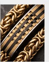 Pulsera de acero con baño de oro, compuesta por una cadena de eslabones trenzados y una placa central rígida con diseño geométrico de cuadros en tonos dorados y negros.