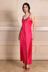 Vestido largo verde esmeralda de satén, con breteles finos y escote en V.