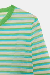 Jersey de punto fino con cuello redondo y manga larga, con estampado de rayas horizontales en tonos verde lima, celeste y beige.