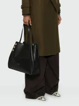 Bolso tote Balmain modelo B-Buzz, tamaño mini, color negro, confeccionado en cuero, con doble asa corta, cierre superior y tres botones dorados decorativos en el lateral. Incluye logo dorado estampado en el frente.