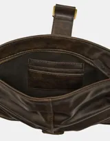 Cartera marrón con correa de hombro, diseño fruncido y hebilla decorativa.