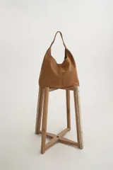 Bolso tote de gamuza color marrón claro, con doble asa de hombro.