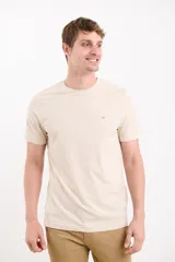 Remera de algodón con cuello redondo y manga corta, de diseño liso con pequeño detalle de etiqueta bordada en el pecho.