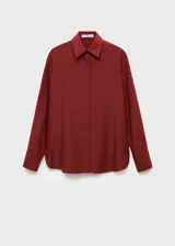 Camisa de lyocell color bordó, de diseño recto, manga larga con puños abotonados, cuello camisero y cierre delantero con botones ocultos.