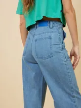 Pantalón jean celeste de corte recto, con cintura alta y bolsillos frontales tipo parche.
