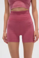 Short deportivo color rosado, de tiro alto y corte ajustado.