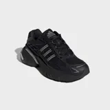 Championes Adidas Adistar XLG 2.0 color negro con detalles plateados, capellada textil con armazón en RPU y amortiguación Adiprene en el talón.