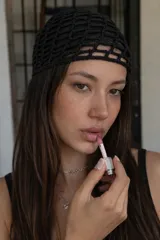 Casquete de estilo vintage tejido a crochet en color negro, con diseño de red abierta.