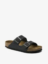 Sandalias Birkenstock Arizona de cuero nobuck engrasado color negro, con plantilla suave anatómica de ante y suela de EVA. Ajuste con dos hebillas metálicas plateadas. Horma estrecha.