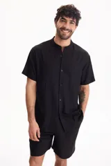 Bermuda de lino negro con cintura elastizada y cordón ajustable.
