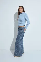 Jean de corte wide leg con estampado de cuadros en tonos azules. Presenta un diseño de tiro medio y silueta amplia, confeccionado en denim estructurado.