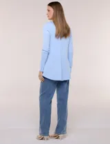 Cárdigan liviano blanco de punto acanalado, confeccionado en viscosa y elastano, con diseño de frente abierto, mangas largas entalladas y silueta fluida.