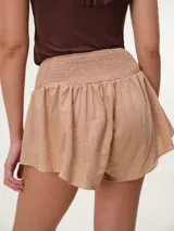 Short de algodón color blanco, de corte relajado, con cintura elastizada tipo smock.