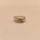 Anillo ancho de plata 925 con detalles en oro y superficie satinada.