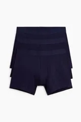 Pack de tres calzoncillos tipo trunk en punto elástico color azul marino, con costuras planas, cintura elástica y parte delantera forrada.