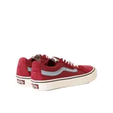 Zapatillas Vans Old Skool color borgoña con raya lateral celeste y suela de goma color crema.