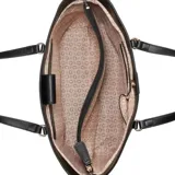 Cartera tipo shopper Guess modelo Isabella, color negro con estampado de monograma de la marca. Presenta una franja vertical central en cuero sintético liso, doble asa de hombro y un dije colgante con forma de candado y logo de la marca.