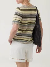 Remera de tejido calado a rayas horizontales en tonos beige, marrón, verde y gris. Tiene cuello redondo con borde ondulado y mangas cortas con borde ondulado.