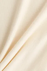 Remera entallada de punto acanalado en mezcla de algodón y viscosa, con cuello redondo y mangas cortas.