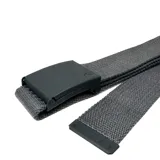 Cinto gris de tela con hebilla metálica negra y extremo con logo de la marca Rusty.