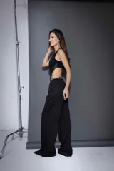 Top negro con breteles finos, corte irregular y abertura en la espalda.