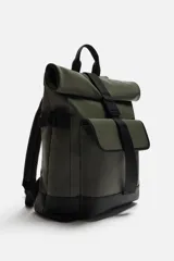 Mochila verde militar con acabado engomado, solapa superior con cierre de hebilla y cremallera, bolsillo frontal con cierre imantado, compartimento interno para laptop de hasta 13 pulgadas, asa de mano superior, correas de hombro ajustables y espalda acolchada. Base de cuero sintético negro.