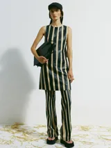 Bolso de hombro rígido color negro con asa superior en piel de becerro lisa mate con correa plana y dos compartimentos.