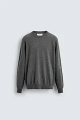 Jersey de punto de cashmere con corte regular fit, cuello redondo y manga larga. Presenta acabados en rib en puños y ruedo.