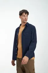 Camisa de manga larga azul confeccionada en tela 100% algodón. Bolsillo en pecho y botones personalizados. Calce clásico. Tela simil paño.