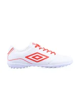 Championes de fútbol Umbro modelo Classico III TF, color blanco con detalles en rojo. Diseñados con suela multitaco para césped sintético, cordones rojos y logo de la marca en el lateral.