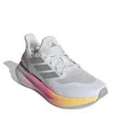 Championes de running Adidas Pureboost 5, con diseño en tonos gris claro, entresuela con degradado en rosa y amarillo, y tecnología Light Boost para mayor amortiguación.