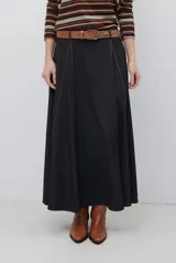 Falda larga de jean color azul oscuro con corte evasé y costuras con pespuntes a contratono. Presenta una cintura elástica para mayor comodidad.