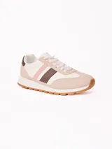 Champion deportivo de diseño casual con combinación de colores beige, blanco, rosa y marrón. Presenta paneles de gamuza sintética en la puntera y el talón, con franjas laterales decorativas y suela de goma dentada.