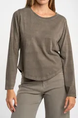 Remera de manga larga con cuello redondo, confeccionada en algodón lavado con efecto desgastado. Presenta un corte oversize y una textura suave y resistente.