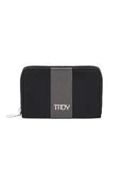 Billetera rectangular con cierre perimetral, confeccionada en material texturizado negro con una franja central vertical en color gris y logo metálico plateado con las siglas TRDY.