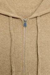Sudadera de punto con capucha ajustable mediante cordones, manga larga y cierre frontal con cremallera. Presenta bolsillos delanteros y acabados en rib en puños y bajo.