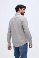 Camisa de manga larga de lino y algodón color celeste, con fit semi slim y cuello clásico.