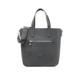 Cartera tipo tote de diseño estructurado en color negro, confeccionada en material sintético. Cuenta con doble asa superior fija, correa larga regulable y extraíble, bolsillo frontal con cierre metálico y logo circular grabado en la parte inferior.