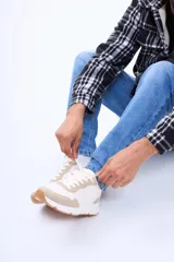 Champion urbano de diseño moderno y discreto, confeccionado en poliuretano, con suela de goma y cordones al tono.