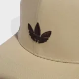 Gorro snapback Adidas Adicolor color tostado, con visera plana y el logo del Trifolio bordado en color marrón oscuro en el panel frontal. Cuenta con cierre ajustable a presión en la parte trasera.