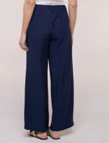 Pantalón holgado de tiro alto, color verde, con bolsillos frontales aplicados y cordón ajustable en la cintura.