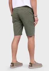 Bermuda color beige con bolsillos laterales y traseros.